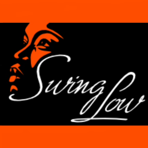 Logo und Schriftzug in Orange auf schwarzem Hintergrund